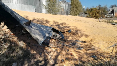 Ночью возле Сум взорвался зерновой элеватор и всю улицу засыпало кукурузой