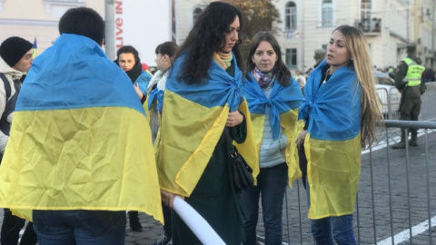 Станом на 08.00, на площі вже зібралося близько 800 осіб. Фото: Країна