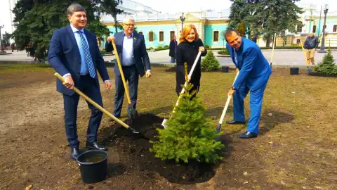 Депутаты Рады внесли вклад в озеленение Киева. Фото: пресс-служба