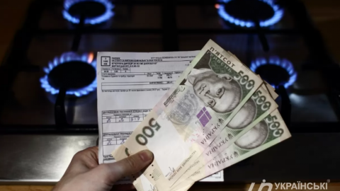 Ні заробітну плату, ні пенсію, соціальні виплати відображати не потрібно. 