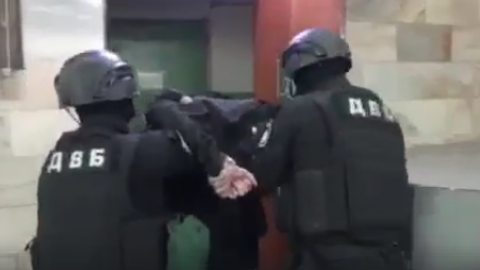 Правоохоронців затримали на гарячому під час отримання хабара. Скріншот відео: facebook.com/LarysaSargan