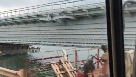 Відео дня: шматок Кримського моста відвалився і впав у воду