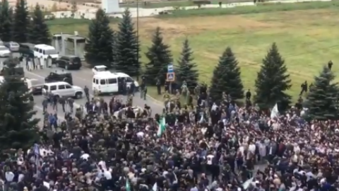 Силовики відкрили стрілянину в повітря на мітингу в Інгушетії проти передачі землі Чечні 