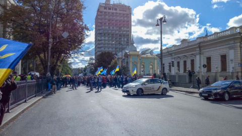 Правоохоронці перекрили проїжджу частину вулиці від Будинку офіцерів до вулиці Шовковичної. Фото: informator