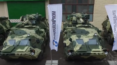 БТР. Скріншот відео facebook.com/petroporoshenko