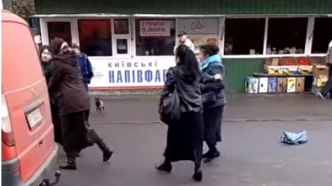 У Кременчуці жінки-роми влаштували на базарі бійку через горіхи
