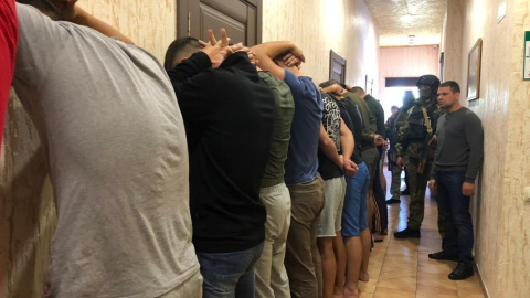 25 озброєних іноземців заселилися в готель в Одесі