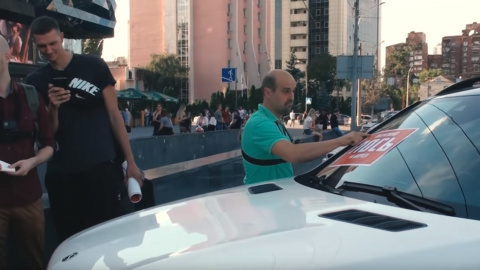 У Києві активісти клеять неправильно припаркованим автівкам наклейки на лобове скло