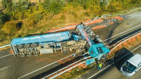 Внаслідок аварії водій MAN отримав травму руки і голови. Фото: Інформатор