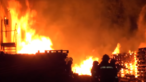 У Дніпрі горіли складські приміщення. Скріншот відео: ДСНС