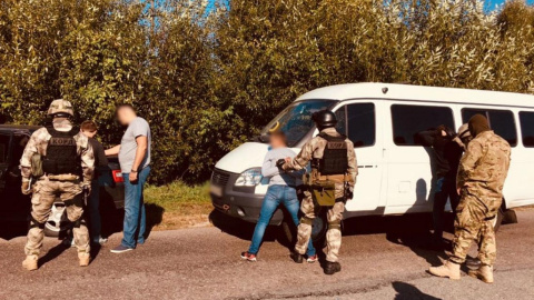 У одного із затриманих поліція вилучила наркотики. Фото: Нацполиции