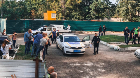 навколо будинку, в якому ведуть будівельні роботи, немає ніяких огороджень і попереджувальних знаків. Фото: Інформатор