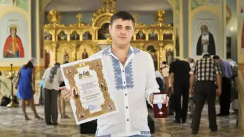 Владислав Куценко с Благословенной Патриаршей грамотой со знаком отличия.