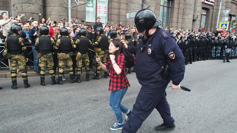 У Росії на акціях протесту затримали понад тисячу людей, серед них 10-річна дитина