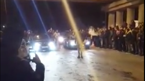 На записі реєстратора одного з автомобілістів зафіксовано, як BMW на великій швидкості перетинає перехрестя на заборонний сигнал світлофора.

Скріншот відео
