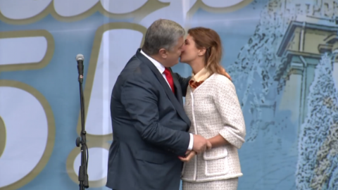 У Вінниці Петро Порошенко цілувався з дружиною на сцені під крики "Гірко"
