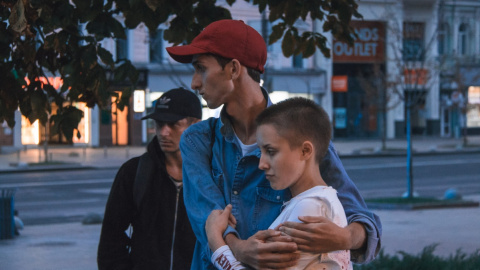 Пораненого представника ЛГБТ забрала "швидка", а підлітків затримали. Фото: "Інформатор"