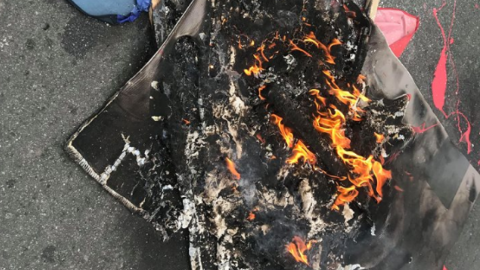 Під посольством РФ спалили опудало Путіна. Фото: Depo. Донбас 