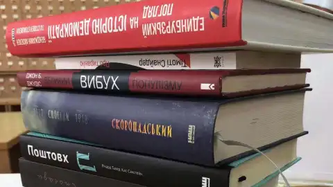 Полка Книжного клуба "Новая Украина". Фото: facebook.com/newukraineinstitute