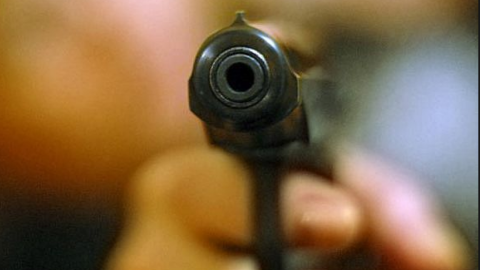 22-річна дівчина в неадекватному стані влаштувала стрілянину в Одесі. Фото: giphy.com