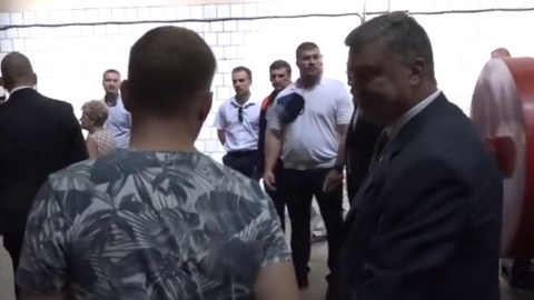 Порошенко грубо відмовив у коментарі журналісту. Скріншот відео: Facebook/Андрій Лохматов