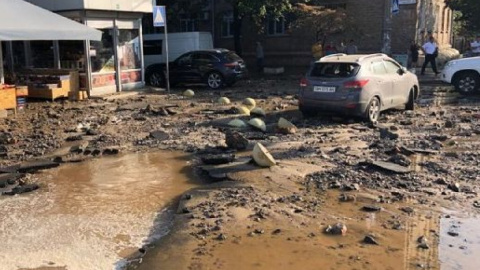 У Києві на Печерській площі прорвало трубу з гарячою водою