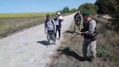 Особи мали при собі ID-карти громадян Республіки Куба. Скріншот відео