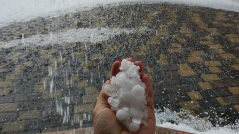 За словами очевидців, розмір граду досягав 4-5 см в діаметрі. Фото: facebook.com/veronika.pavlovych