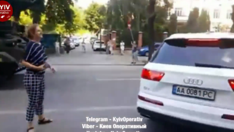 У Києві автомобіліст "прилаштувався" в колону військової техніки, що їхала на репетицію параду