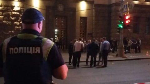 Невідомий чоловік намагався увірватися в мерію, здійснивши близько 10 пострілів у двері і поранивши охоронця, - очевидці. Фото: Нацполиция