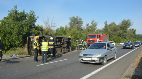 У Дніпропетровській області зіштовхнулись маршрутка та вантажний автомобіль. Фото: прес-служба ДСНС