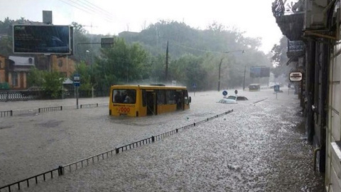 Львів затопило через потужну зливу, електротранспорт міста припинив роботу