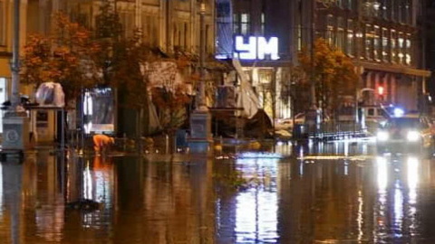 У Києві було повалено більше десятка дерев, 
затоплені вулиці і зірвані дахи і рекламні щити. Фото: "Інформатор"