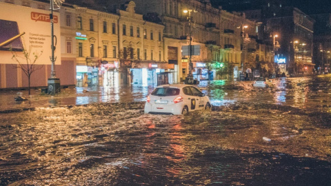 Відео дня: у Києві Хрещатик перетворився на море, а переходи - у водоспади