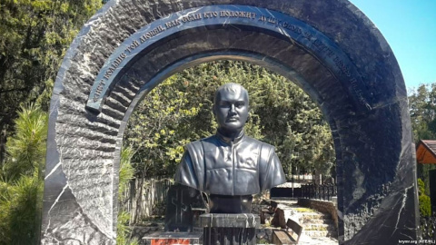 На кладовище в Севастополі встановлено бюст Януковичу-молодшому. Фото: Крим. Реалії