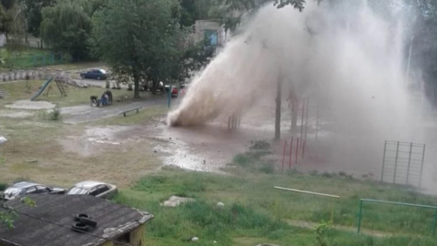 У Дніпровському районі Києва з землі забив "гейзер" окропу 