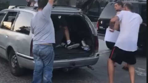 В Одесі таксиста спіймали на перевезенні пасажирів в багажнику, тому що "всі не влізли"
