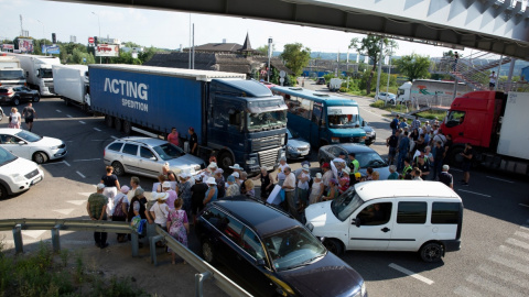 Чиновники змусили жителів села Підгірці перекрити Дніпровське шосе