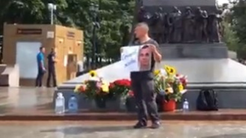 У Москві на підтримку Сенцова люди несли квіти до пам'ятника Грибоєдова