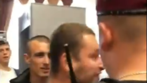Учасники С14 вигукували "Чемодан, вокзал, Росія" і кинули в Рибина монети.Скріншот відео