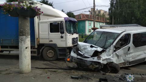 Водій BMW виїхав на зустрічну смугу руху, де зіткнувся з Mitsubishi, Opel Vivaro і вантажівкою MAN. Фото: прес-служба Нацполіції