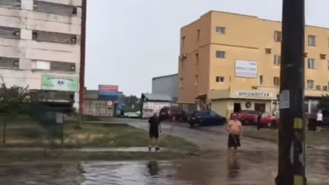 Кияни ловили рибу прямо на дорозі. Скріншот відео "Країна"