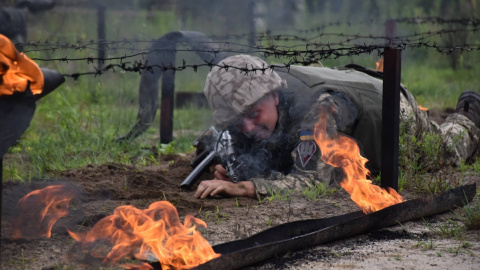 Военным пришлось преодолевать пылающую полосу препятствий. Фото: facebook.com/www.vdv.mil.gov.uа