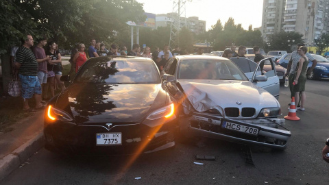 В Одесі 14-річний хлопчик на "євроблясі" врізався у Tesla і втік, забувши шльопанці