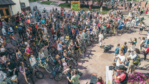 Відео дня: барвистий велопарад KyivCycleChic з висоти пташиного польоту