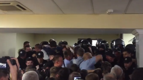 "Свобода" спровокувала бійку між активістами і правоохоронцями в кулуарах Київради