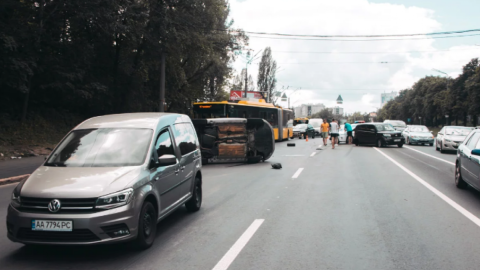 У Києві на вулиці Теліги жінка двічі врізалася в авто і перевернулося