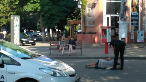 Чоловік розташувався прямо по центру на пішохідній вулиці Соборній.