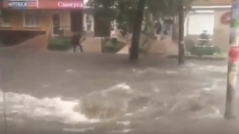 Відео дня: видовищні кадри "потонулих" у воді вулиць Чернігова