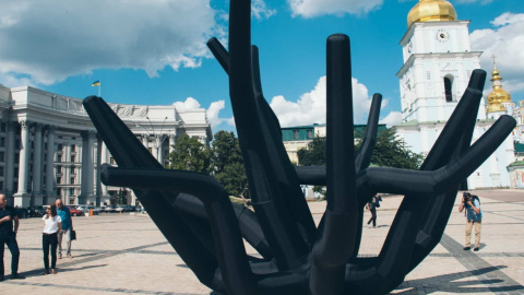 На Михайлівській площі встановили величезного восьминога. Фото: "Інформатор"